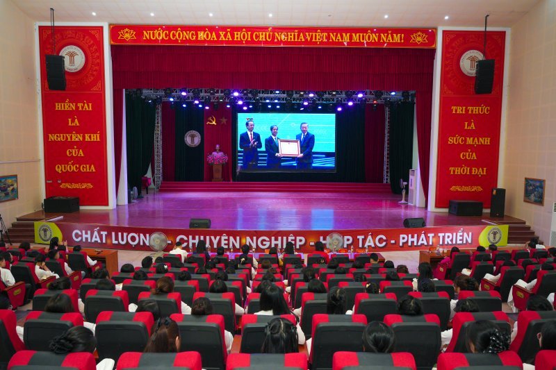 BÁC TÔ LÂM TRAO HUY CHƯỢNG.jpg