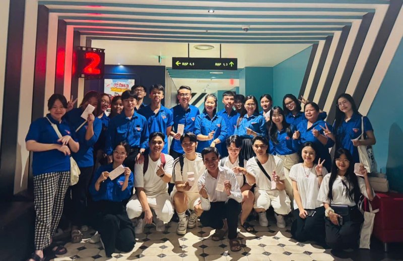 ảnh bìa xem mưa đỏ.jpg