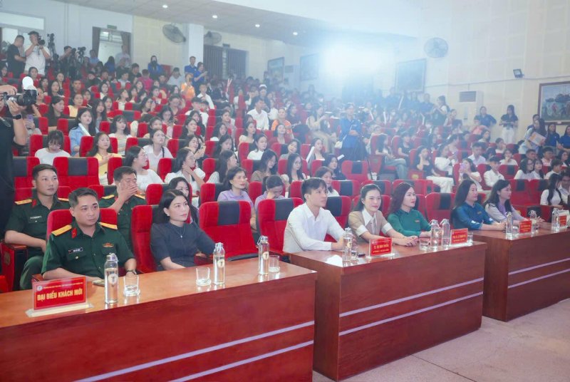 c&ocirc; h&agrave;.jpg