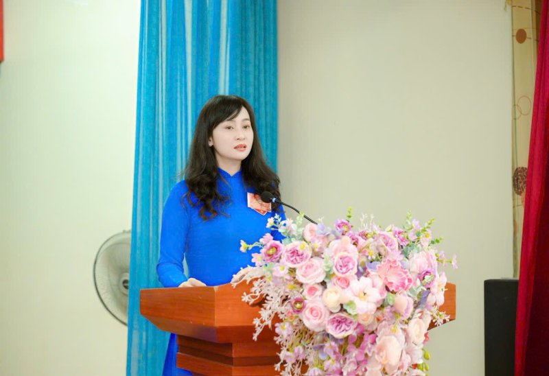 c&ocirc; Lan ph&aacute;t biểu.jpg