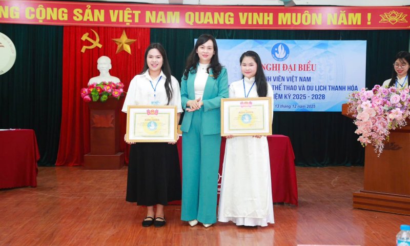 trao giấy khen.jpg